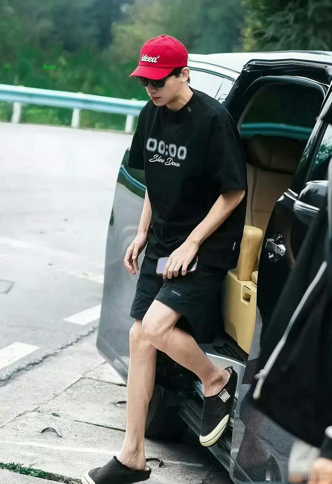 放大镜吗[笑cry]为什么要看辛云来脚皮……感觉是锐化过的吧 ​​​