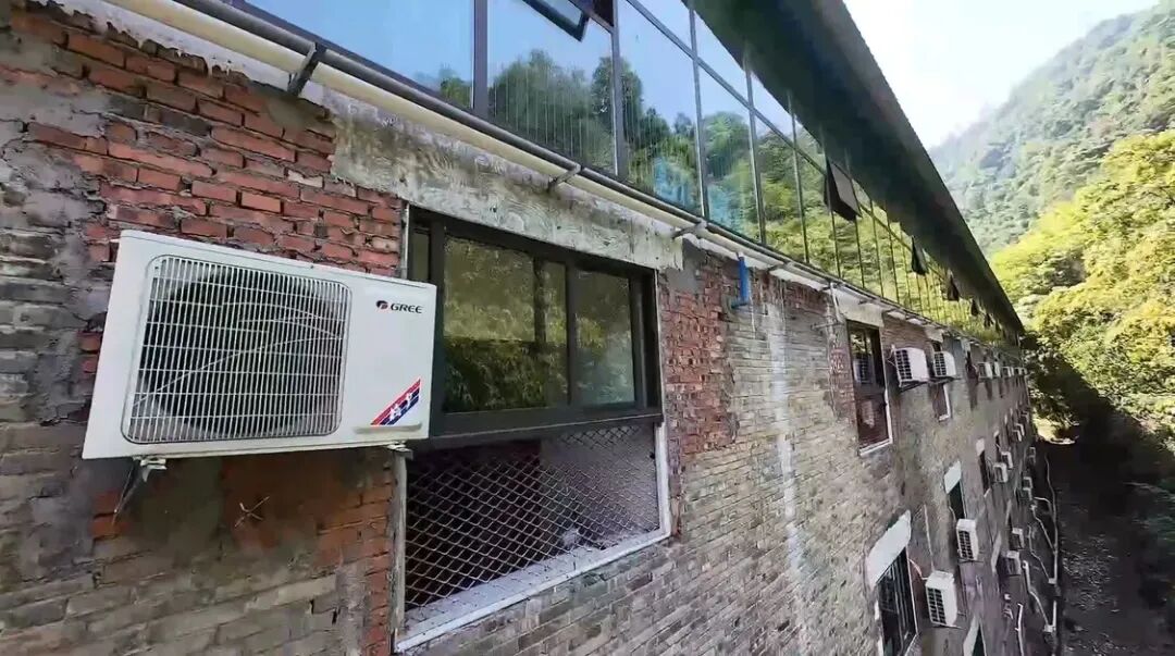 18岁女孩被送进“素质教育基地”，男友寻找时拍下教官殴打学员，多部门介入