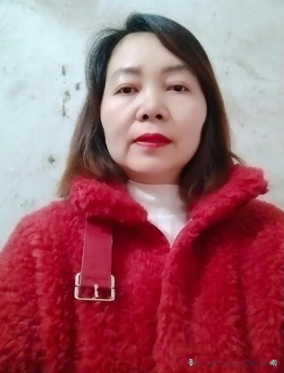 小区里的李阿姨今年65岁，一辈子都在为儿女操劳。
年轻的时候舍不得吃，舍不得穿，