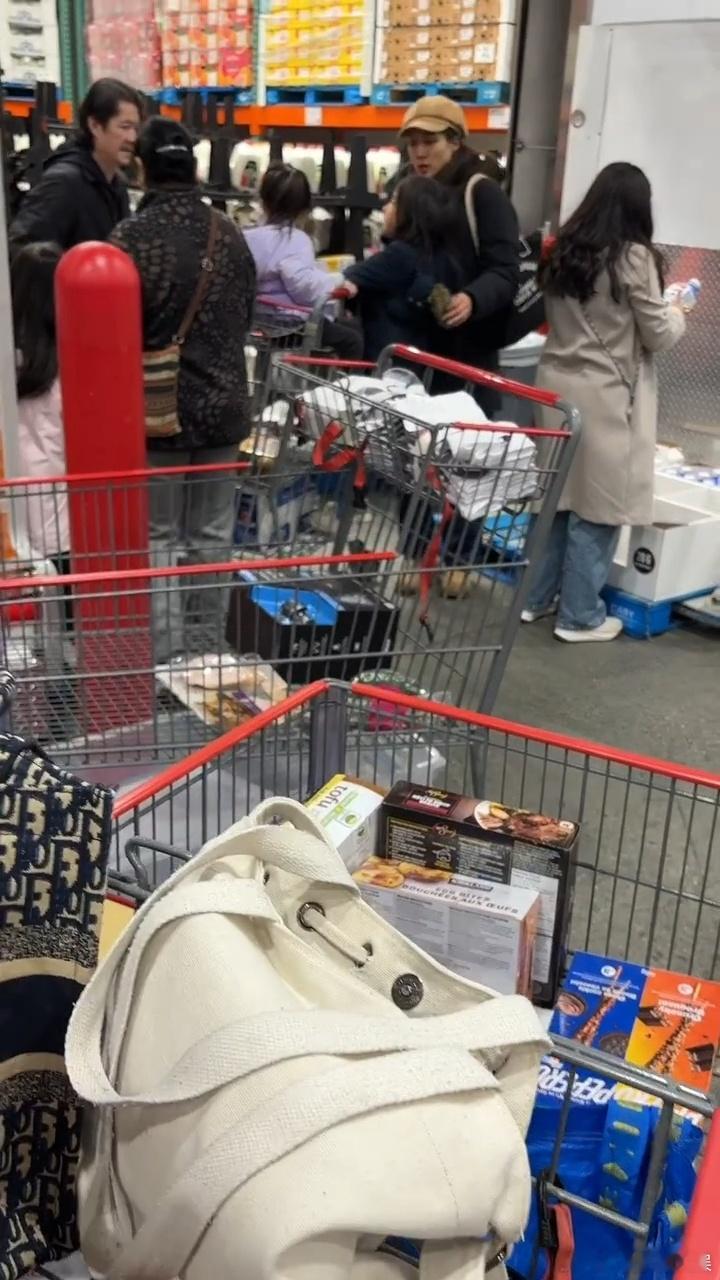 钟嘉欣一家加拿大逛超市加拿大超市偶遇钟嘉欣一家 钟嘉欣一家四口 