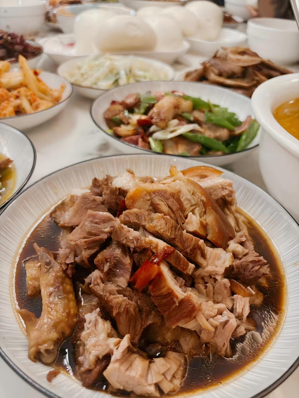 兔崽今天吃啥 今日基地伙食直接硬核拉满🔥！浓油赤酱的炖肉，配上蒜薹炒肉、辣椒炒