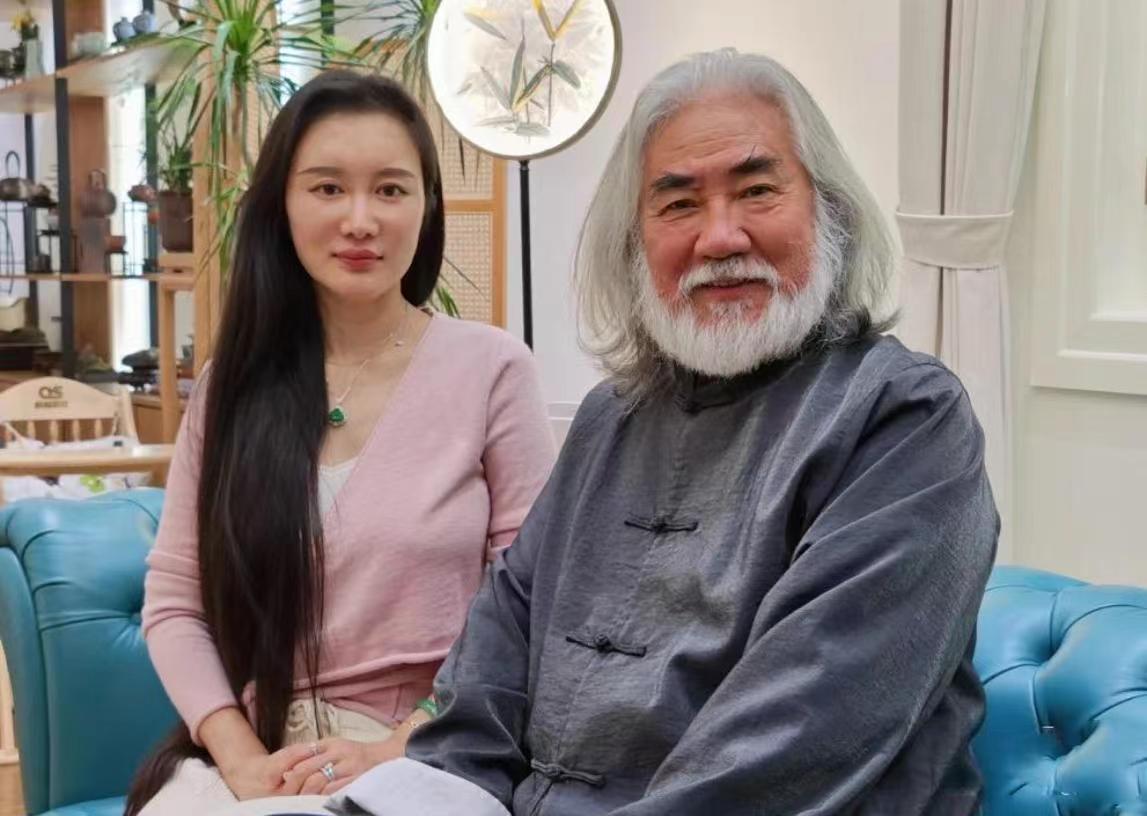 2016年底张纪中与樊馨蔓宣布离婚，更在公众面前撕破脸面，互斥对方出轨，曾经相爱