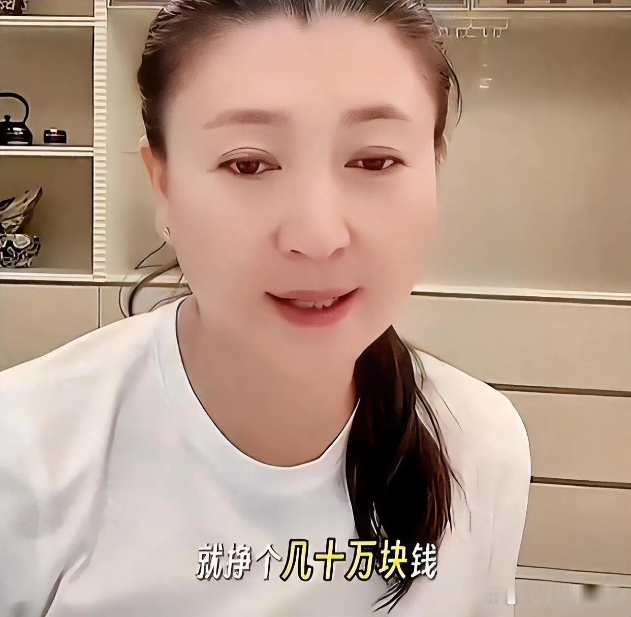 其实，闫学晶没说错，不过是把直播间错当成朋友圈。明星比和普通人比，她们也是挺苦的