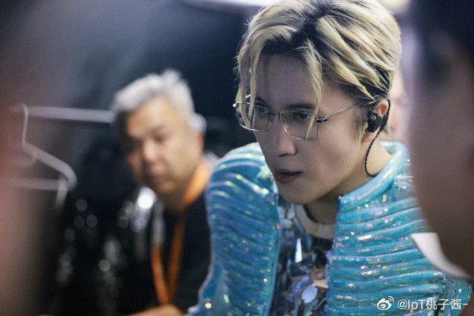 薛之谦霸屏成都双子塔薛之谦成都7连唱排面拉满趁着惬意的国庆小长假，专程前去打卡双