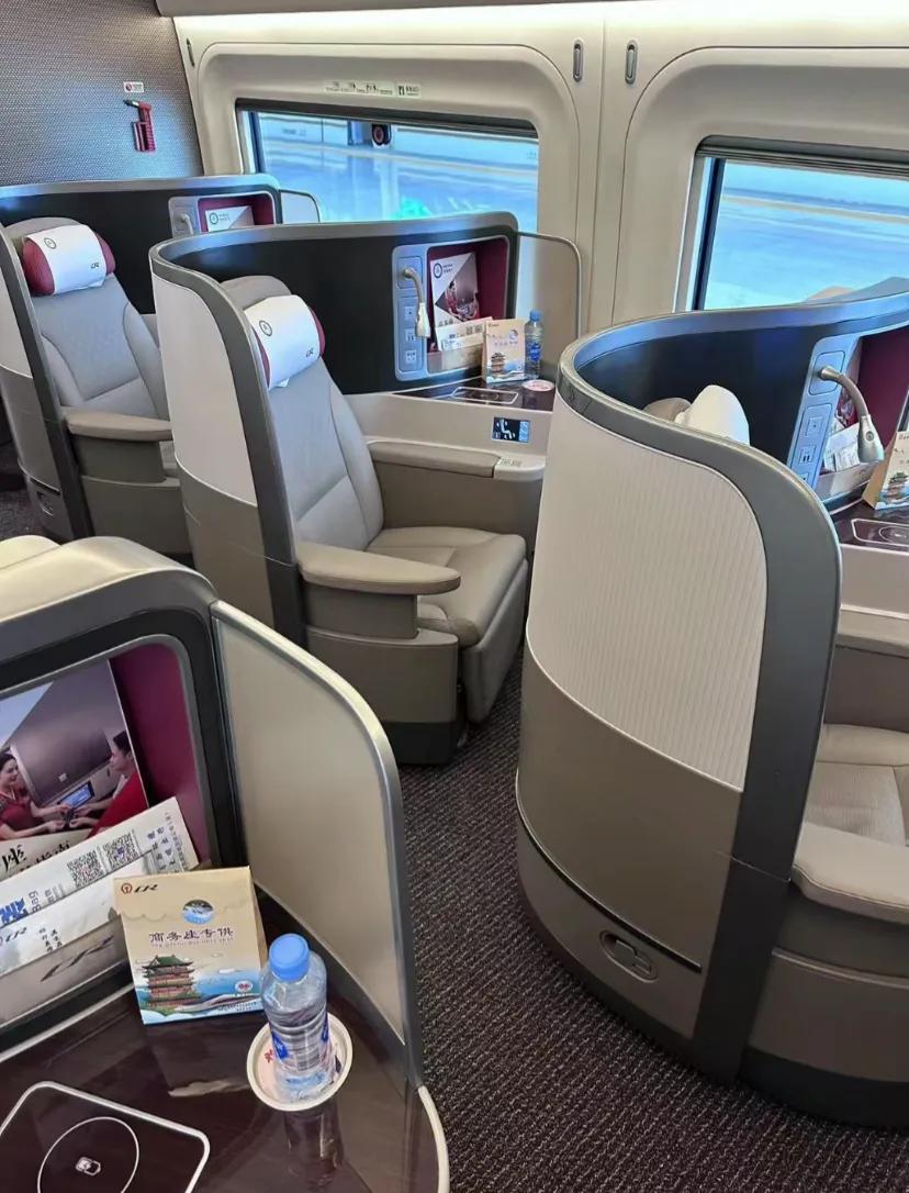 高铁已经卷成这样了吗
智能动车组，反鱼骨设计，太卷了，带娃首选，唯一
的不完美是