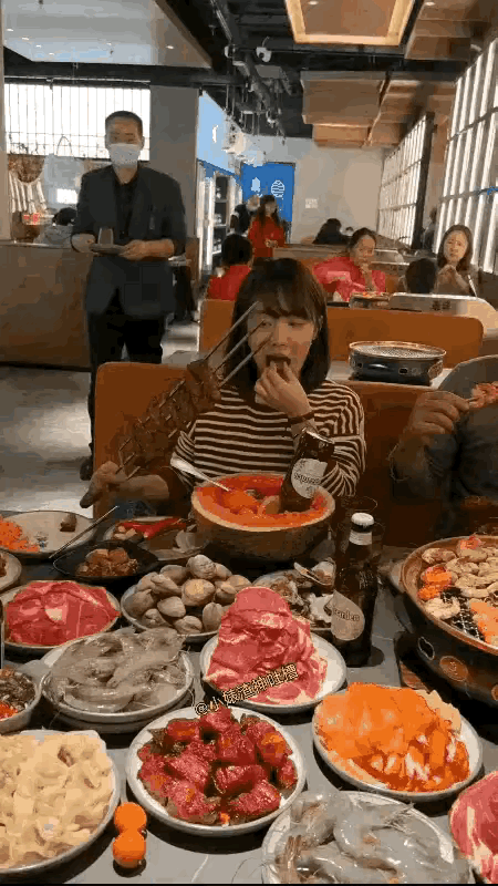 这对夫妻去吃自助餐，拿了满桌子菜，服务员看到这一幕，都摇摇头，感到很无奈，其实这