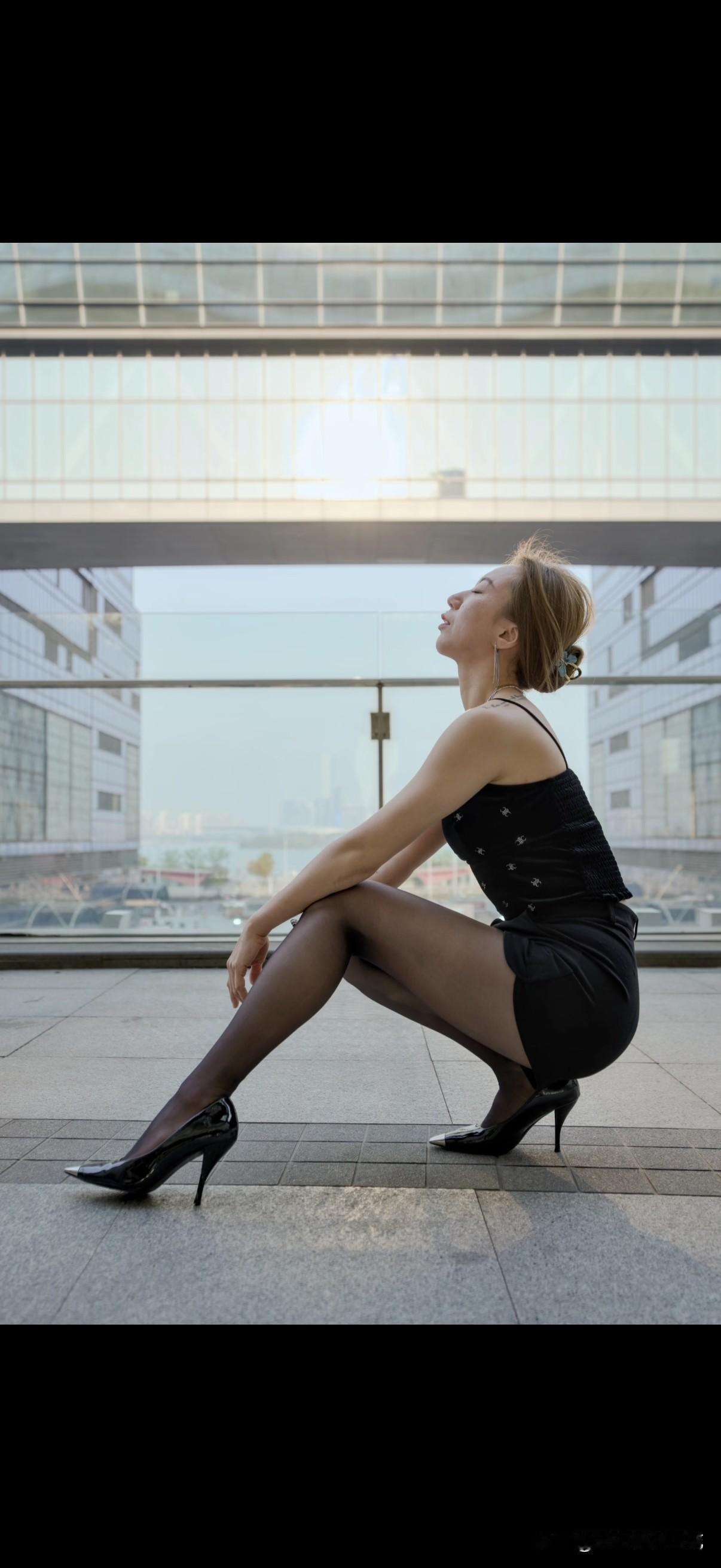 镜中人影，似水年华。现在穿紧身裤外出的多吗? 是什么原因让你选择跑网约车的 女人