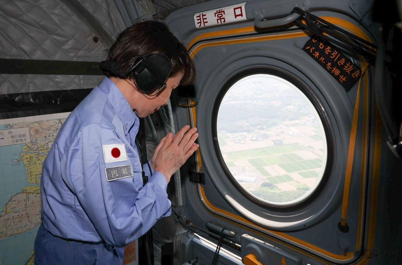 100多次余震后才乘坐直升机前往灾区作秀！当地时间8月4日，日本多家媒体发布了高