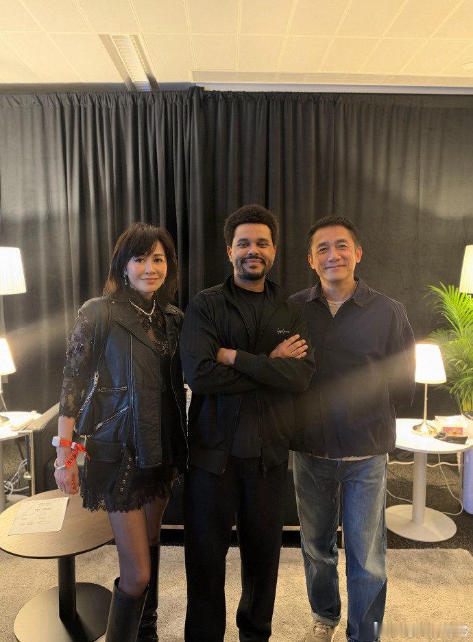 梁朝伟刘嘉玲与盆栽哥合照这三人同框真是打破次元壁了，有种梦幻联动的感觉。刘嘉玲梁