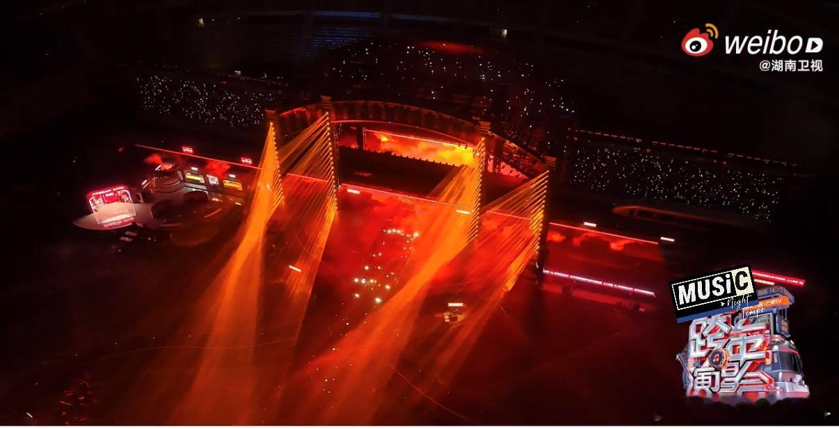 湖南跨年真开高铁了湖南卫视跨年催你上车 跨年夜就应该热闹非凡，湖南卫视的“高铁站