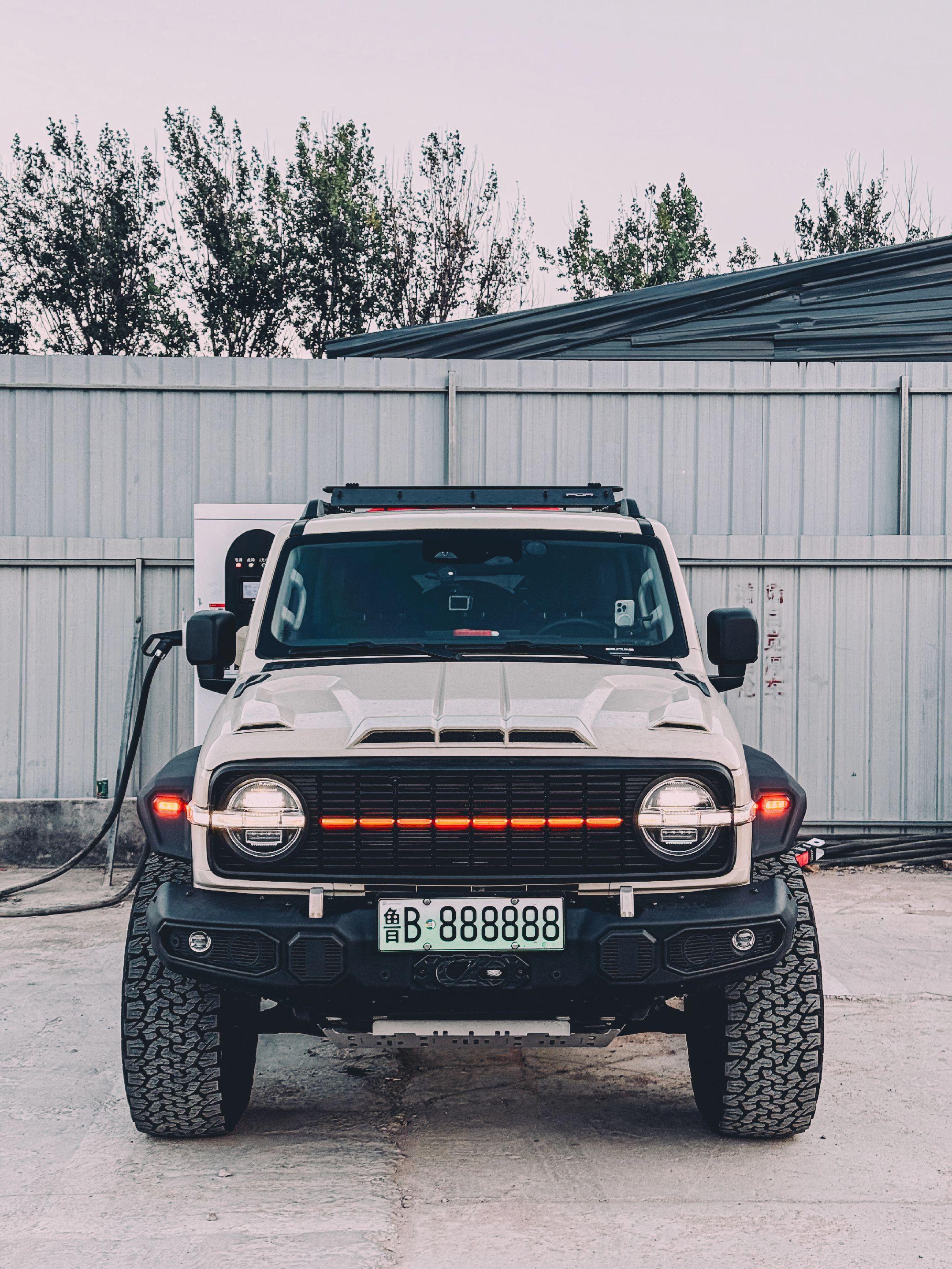 这个坦克300的车灯为什么是一根线。