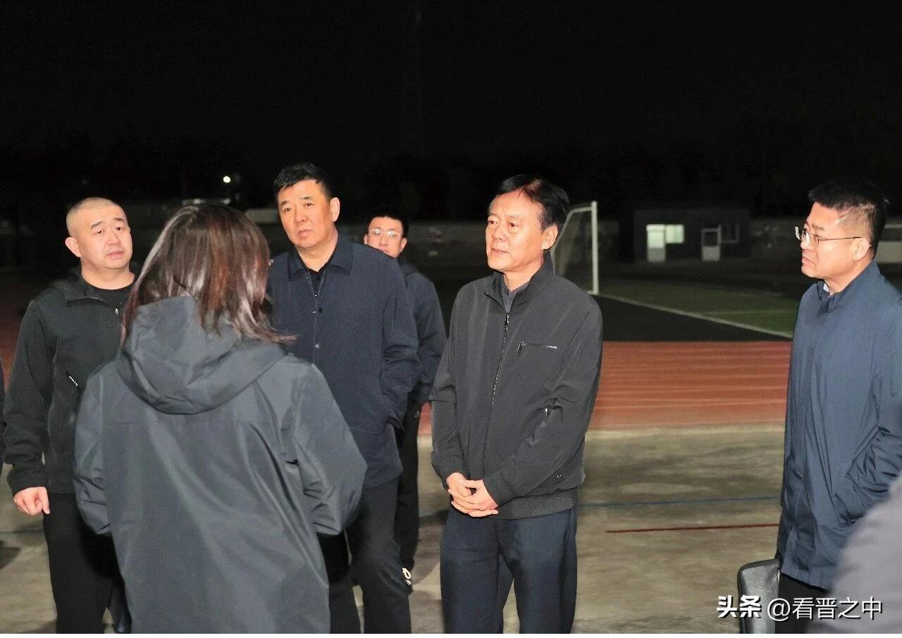 市城区中小学周边道路交通和市容管理是老百姓特别是家长们关心的焦点问题，我就曾直接
