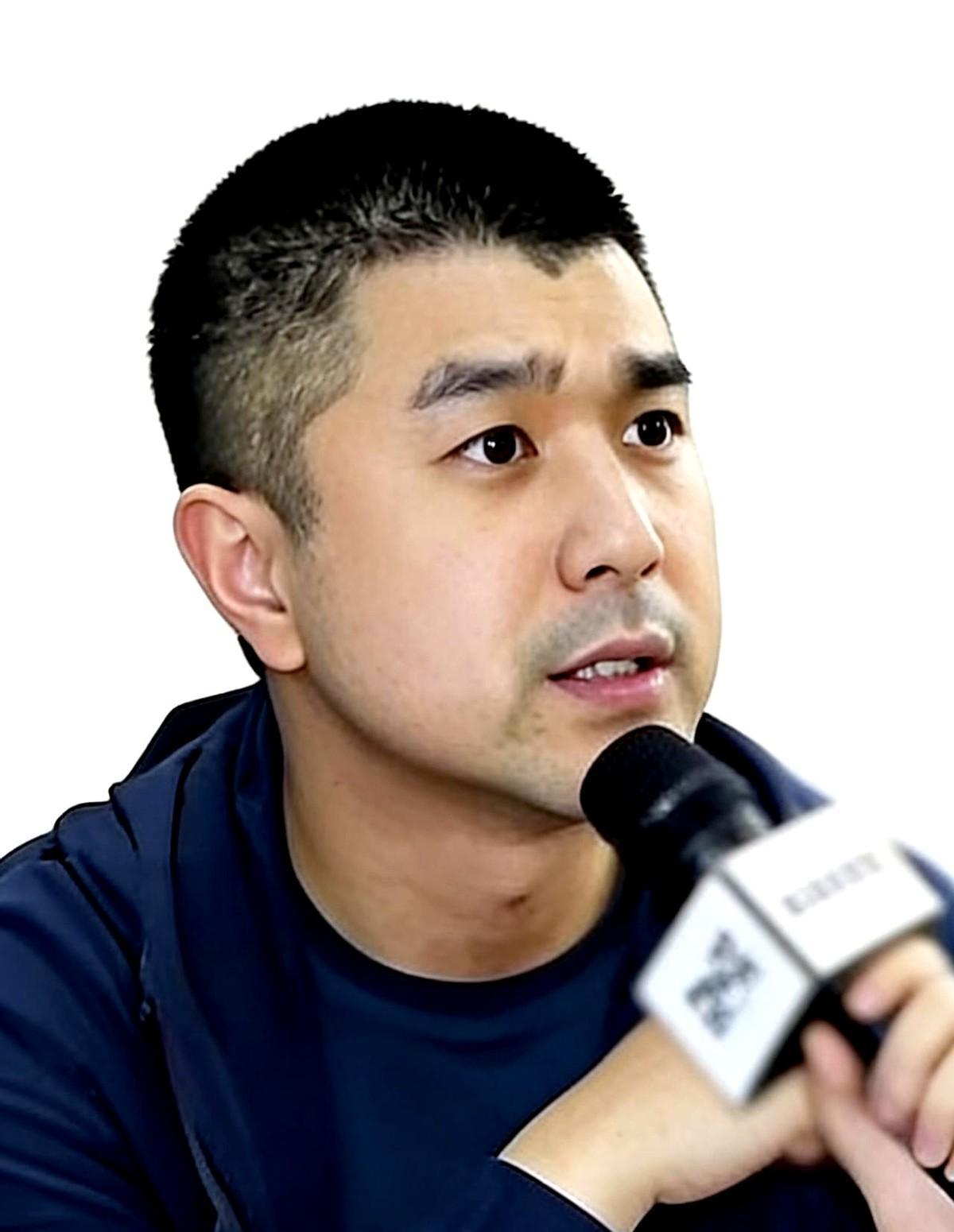 凌晨三点，你躺在别墅的泳池边刷手机，账户里的利息够你花十辈子。
但明天，你得钻进