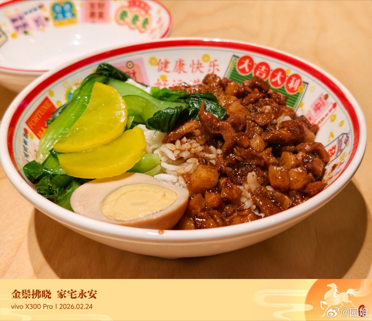 中年家庭生活窘迫，一家四口在深圳点两份卤肉饭分着吃，一边是生活所迫，一边是家庭重