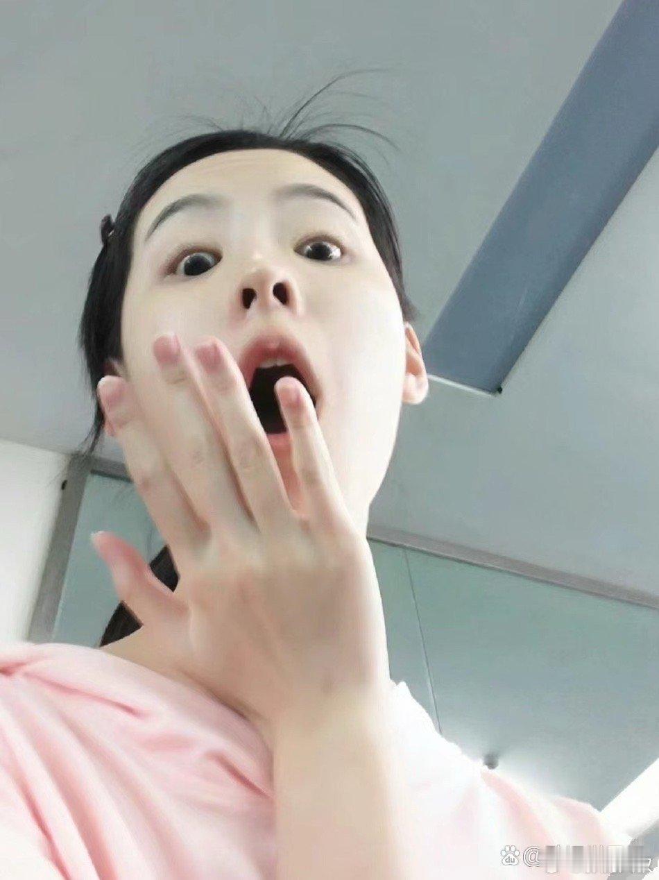 陈都灵这个拍照角度，不是一般人能抗住的，可见她是真美女！ ​​​