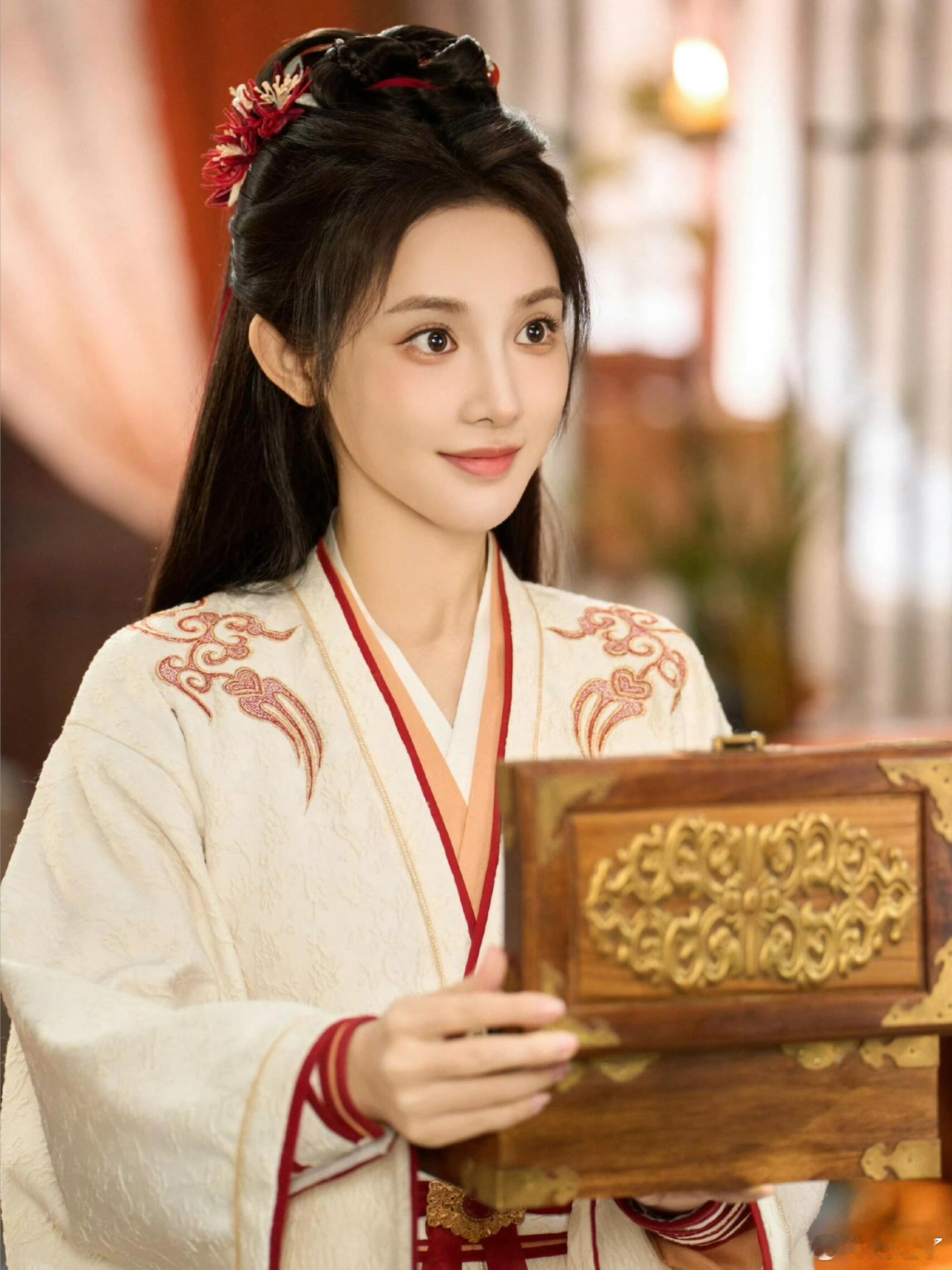 彭小苒的直播简直就是一场能量秀！从元气开工到俏皮下班，中间还穿插着“撩完就跑”的