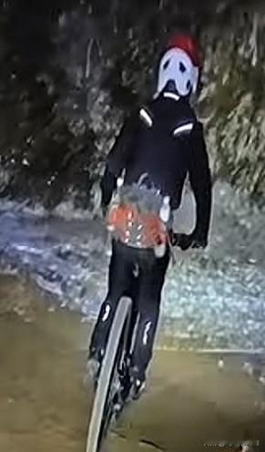 分享我这周有趣的事：

昨晚大半夜的刷到有个博主半夜在山上骑行，四周静得都能听见