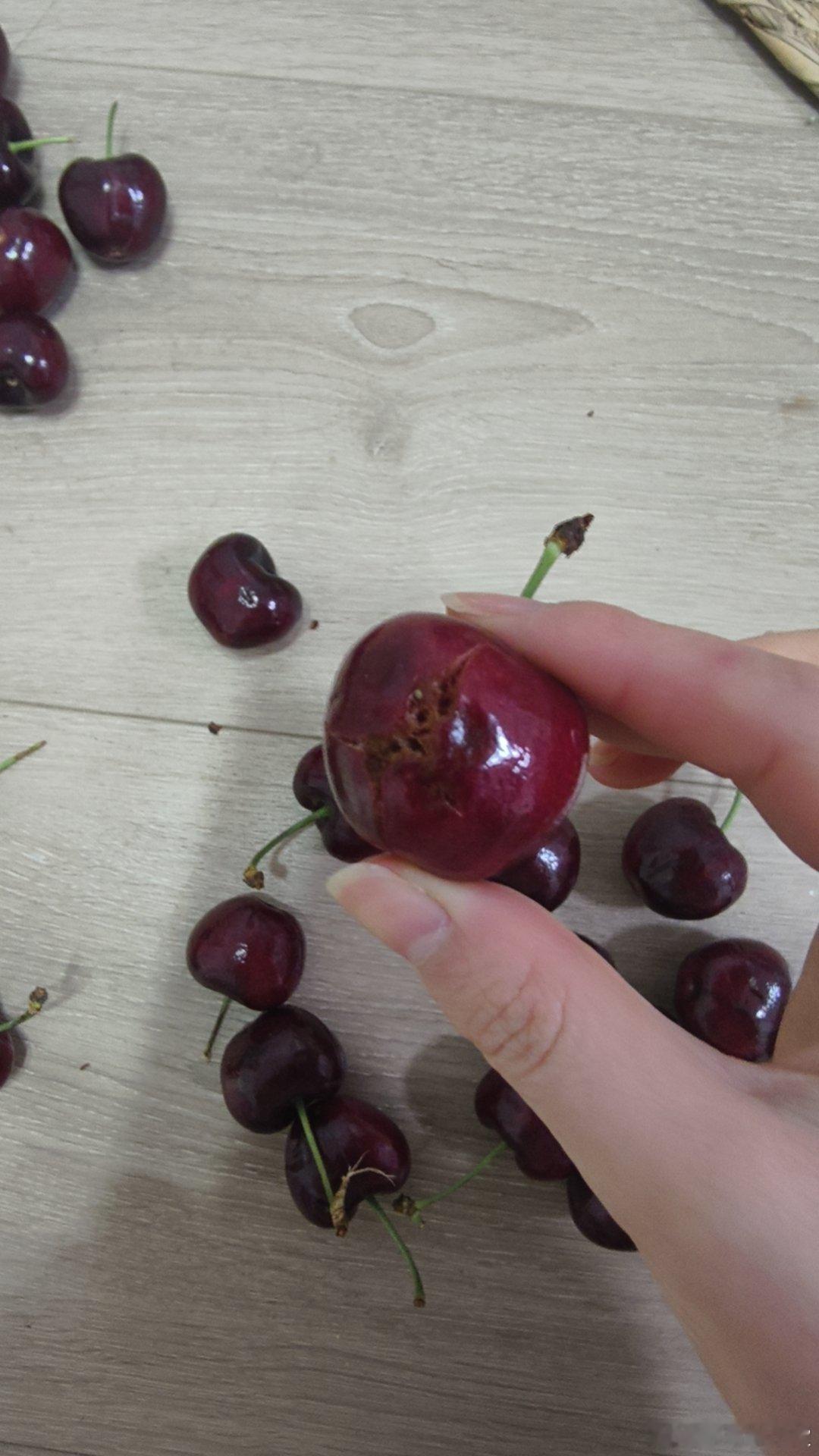 爱吃车厘子的人天塌了我也要怀疑了，前几天买的车厘子也是坏了不少，然后老板还给我退