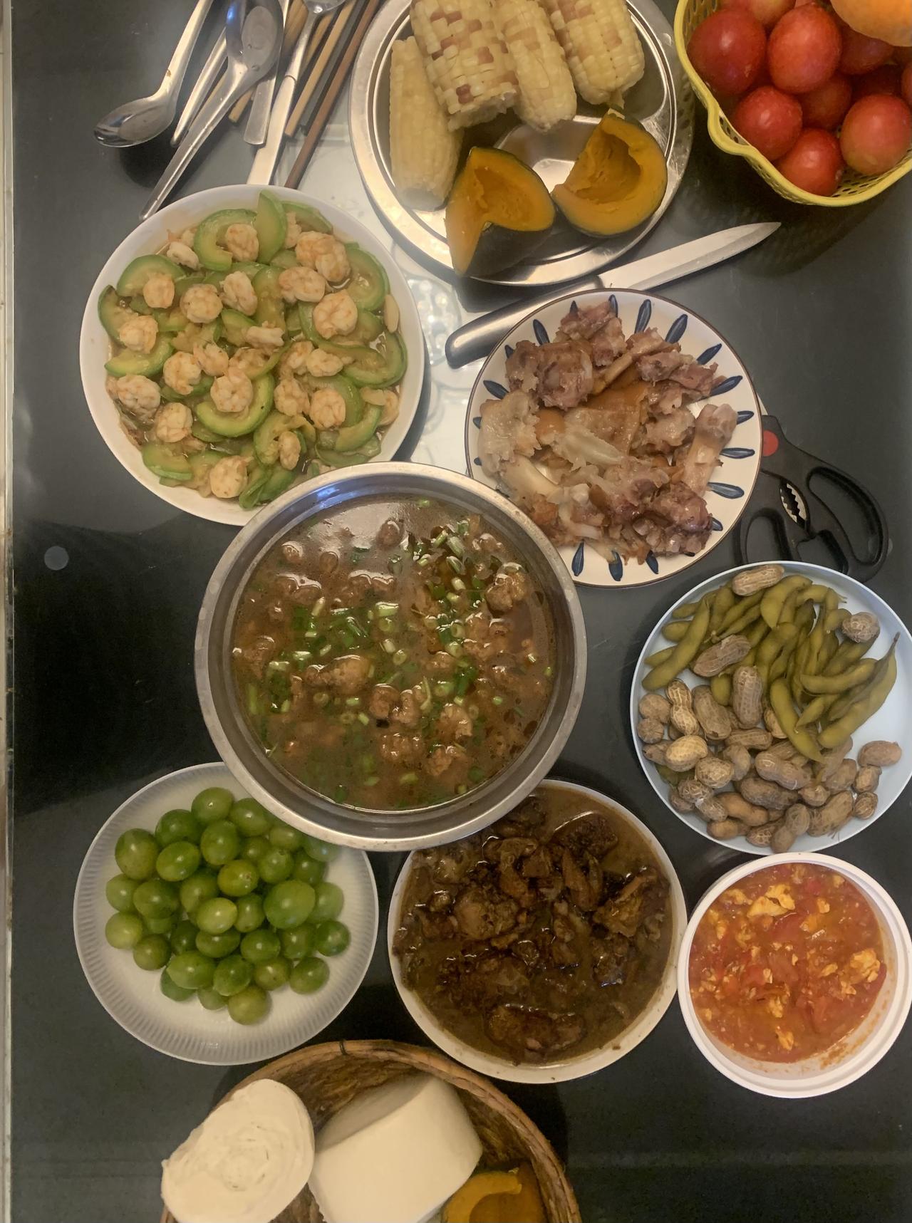 打卡今日晚餐
今日6人份晚餐：炖小酥肉、西湖炒虾仁、猪蹄、排骨；南瓜、玉米、花生