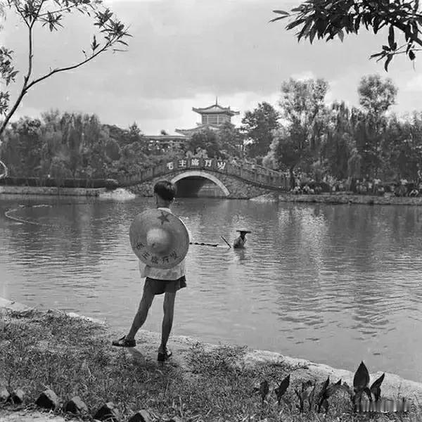 1969年，广州，烈士陵园。远处应该是“血祭轩辕亭”，现在这个拍摄位置为什么不好