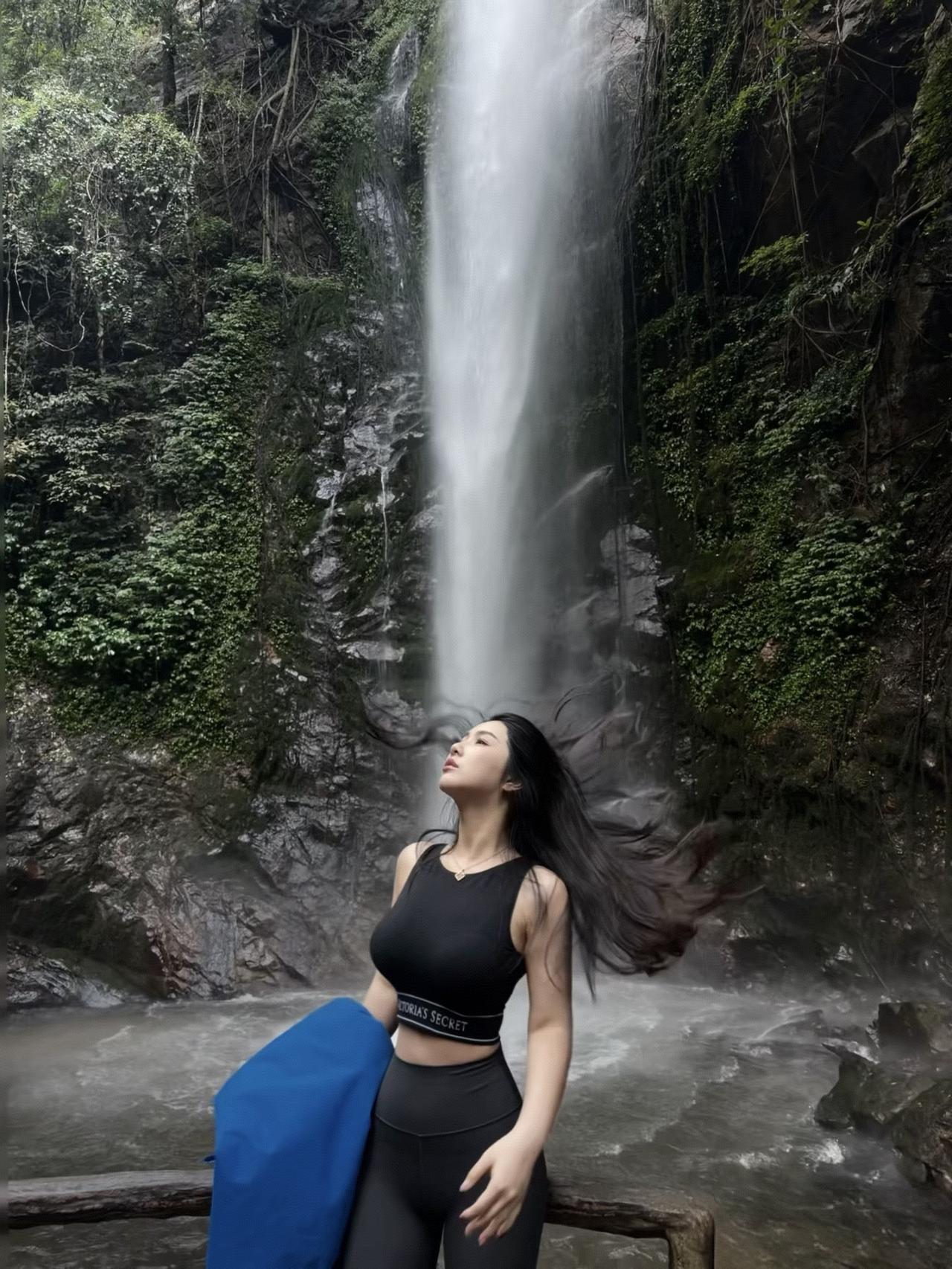 瀑布飞流直下，佳人轻舞飞扬