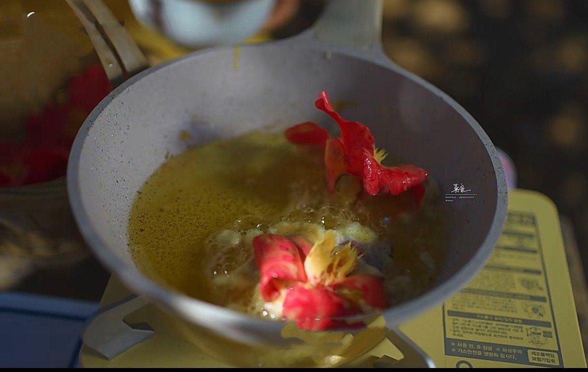 一张图证明我来过这里高黎贡山那红红的山茶花，可正在盛放呢！我的心啊我的心。。。。