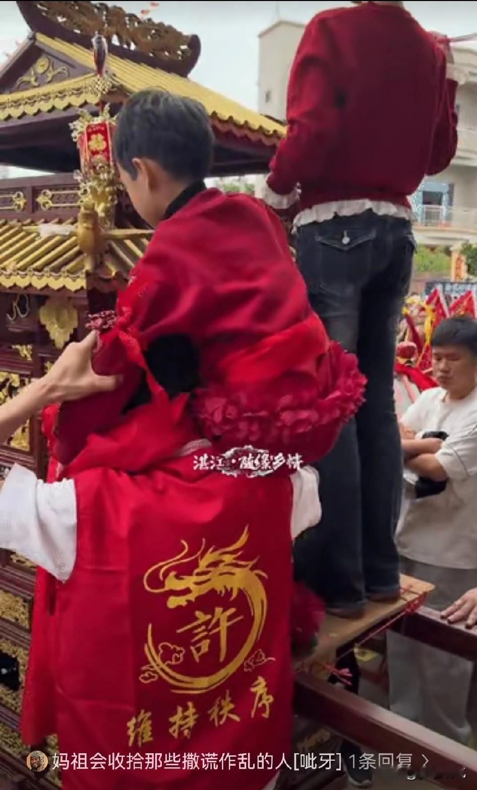 “妈祖巡游换童事件”中，这个10岁的女童许某涵，被大人抱下来的时候也十分的听话，