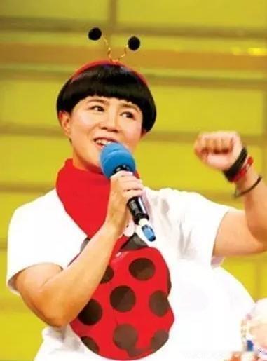金龟子该不该换发型我觉得金龟子不应该换发型，她的这个发型已经保持了几十年了，我们