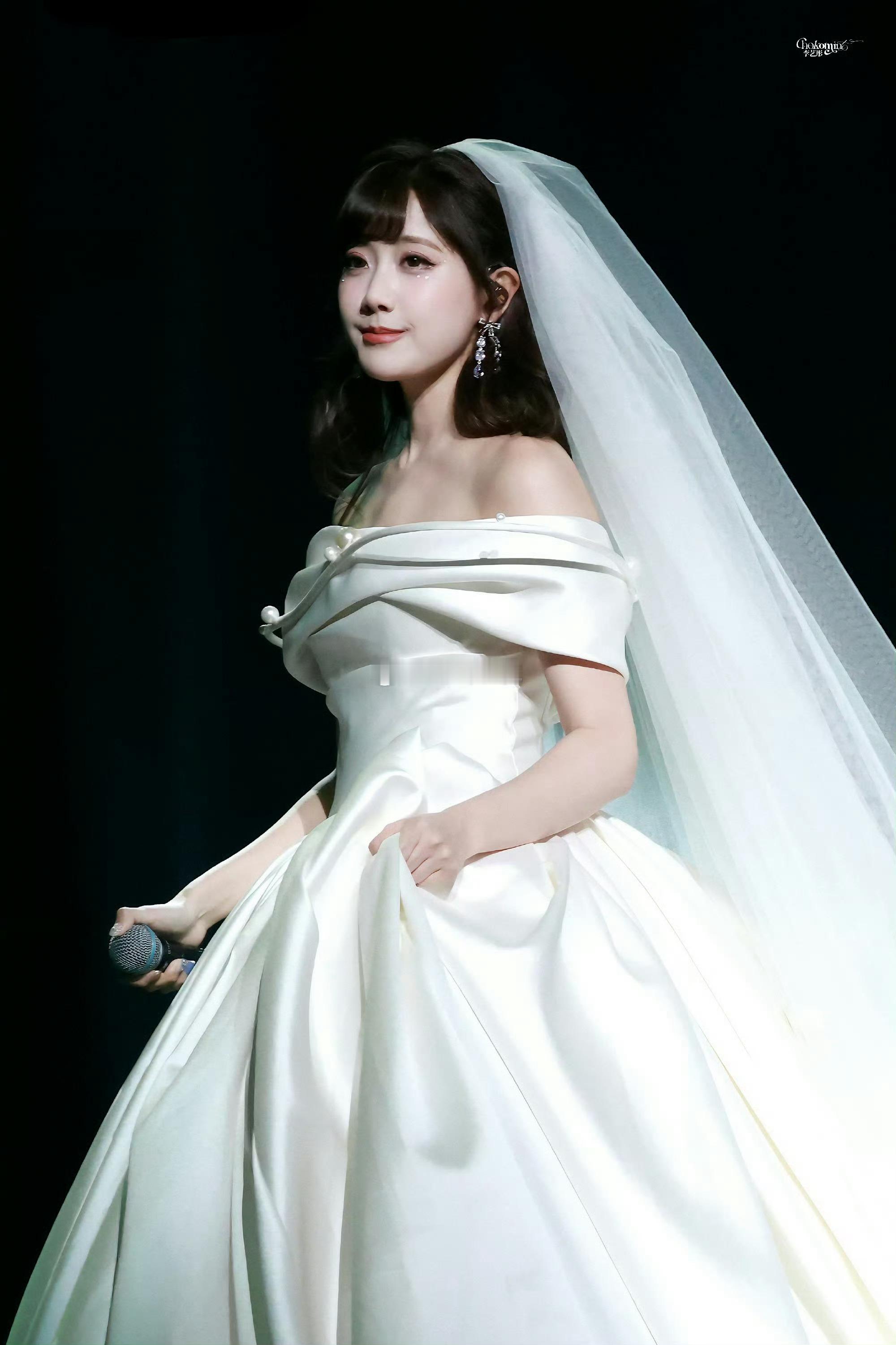 李艺彤演唱会穿了婚纱 谁没被李艺彤演唱会的白纱造型惊艳到失语！一袭婚纱落在舞台上