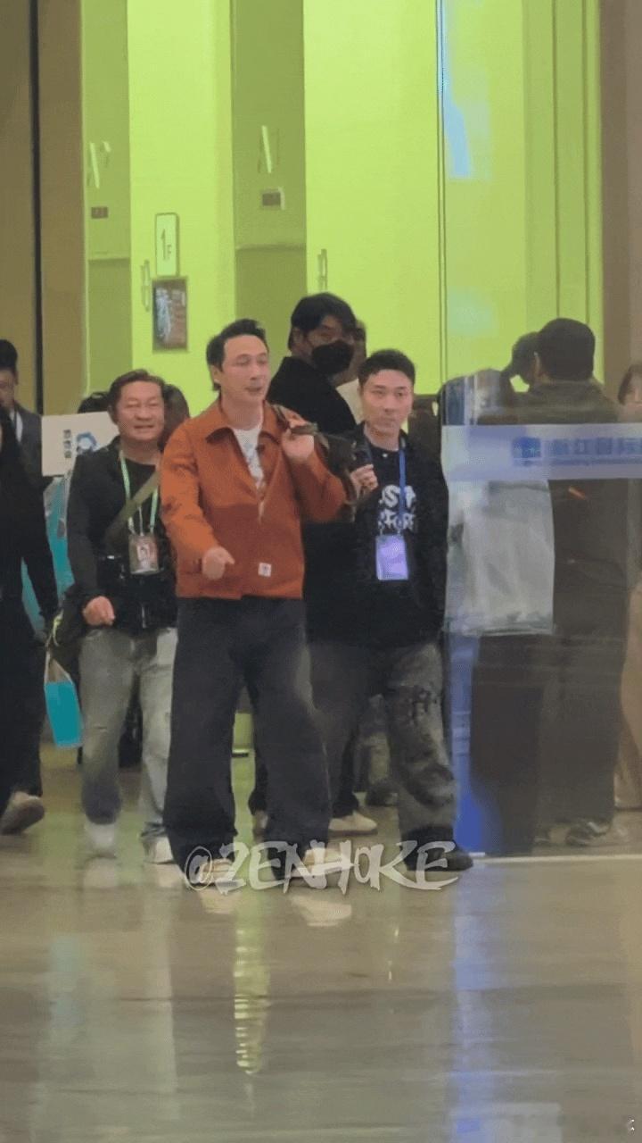 吴镇宇人老了干什么都心酸吴镇宇上班哪有不疯的 看到那个路透我笑出声，吴镇宇叹的气