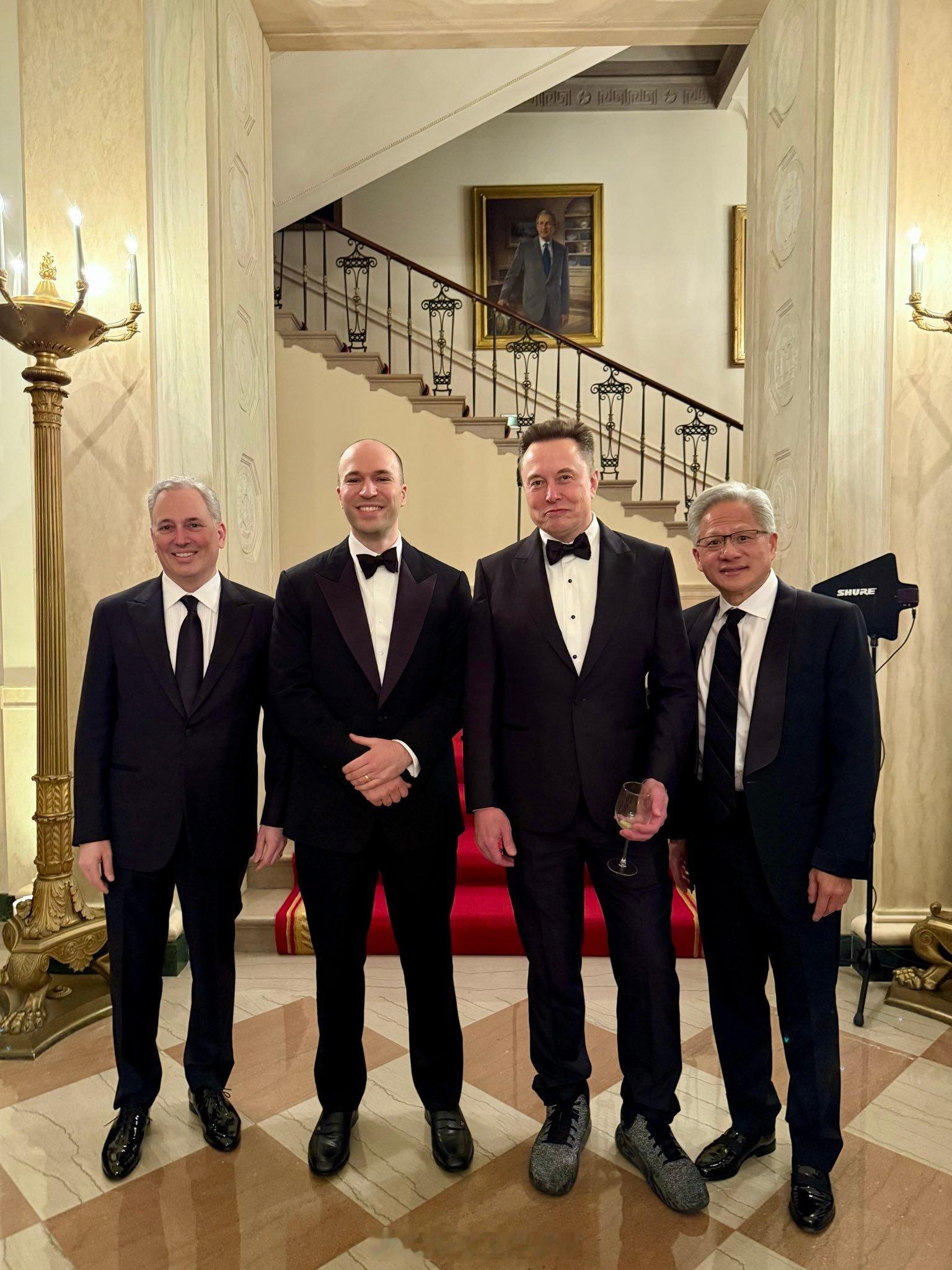 科技达人组今晚在白宫。马斯克的鞋亮了。 