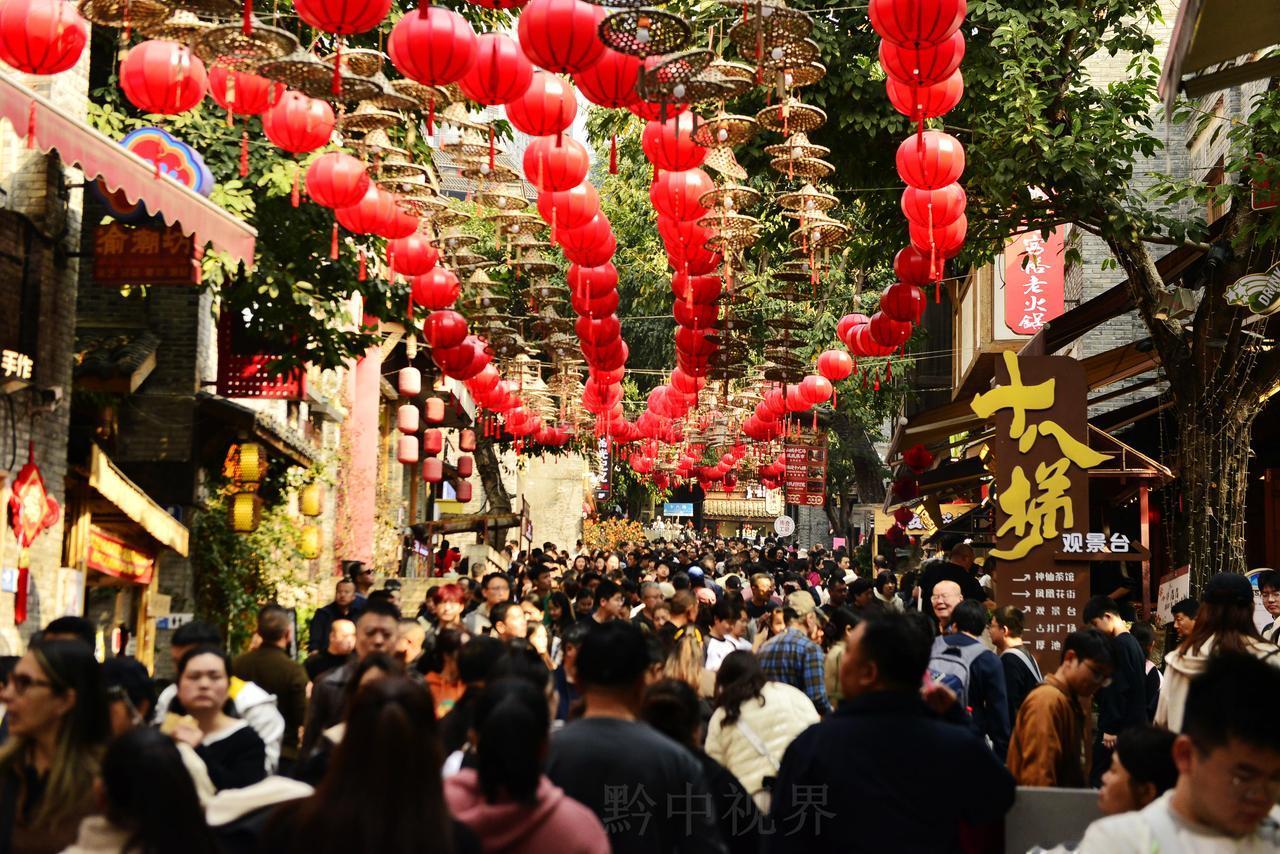 重庆十八梯，一个充满着历史故事的地方，每逢节假日，游人慕名而至，有多少人和我一样