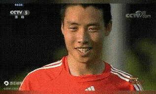 20多年前国足队员在绿茵场上还是挺放松的，看看当时的陈涛笑得多开心，快乐足球看着