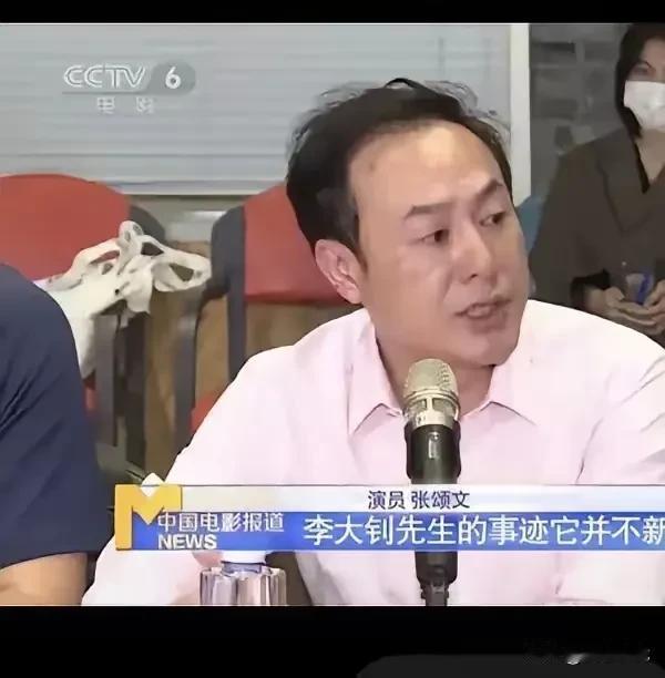 张颂文从来不避讳头发少啊，还自嘲鸡窝头。从来不装的。

闹泰套黄晓明跟他一样的也