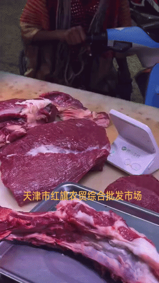 一名生活在天津的黑人女子经常来当地的一个菜市场买肉。
一来二去，她就和卖肉的老板