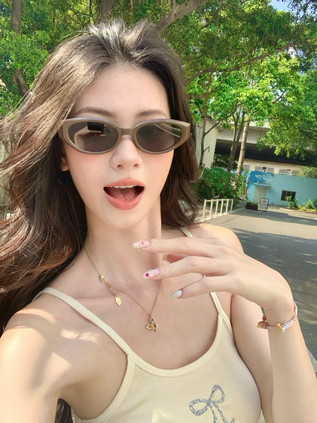 夏日阳光和墨镜绝配