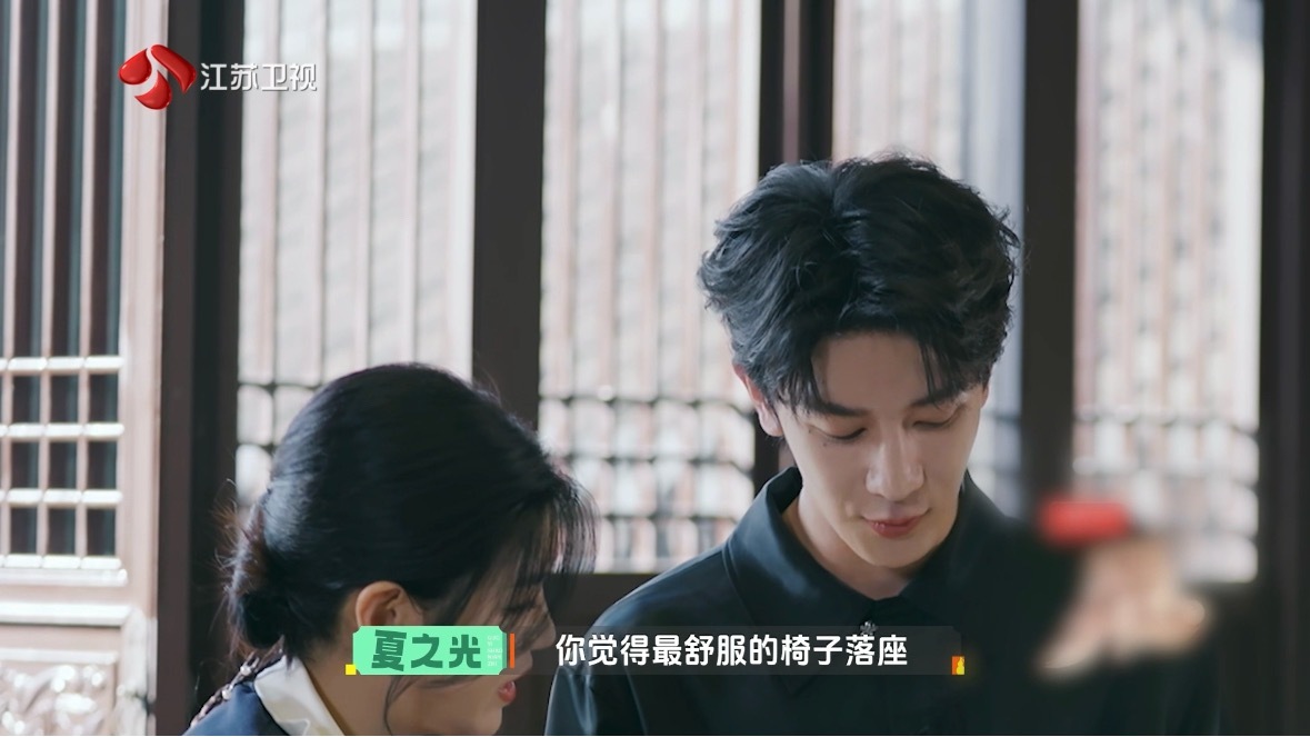 陈妍希沉浸式葛优躺！受伤之后主打一个舒适养生，温馨提醒：懒人沙发只适合短暂歇脚。