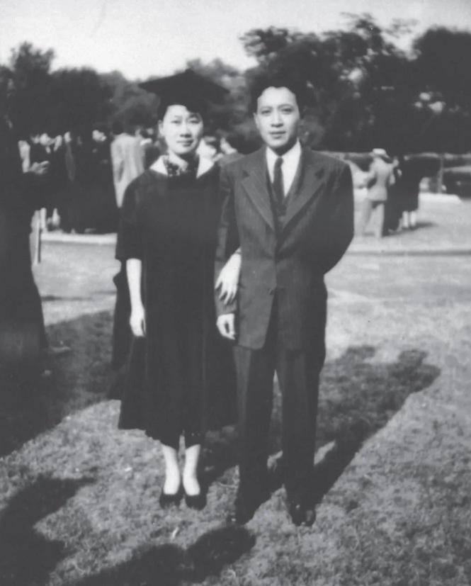 1933年，钱钟书追求燕大校花赵萝蕤，可赵萝蕤根本没有看上他，而是喜欢当时一文不