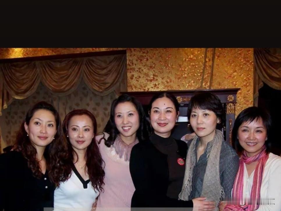 这六位演员当年皆是浙江小百花越剧团原生代的当家小生与花旦。其中两位花旦自始至终坚