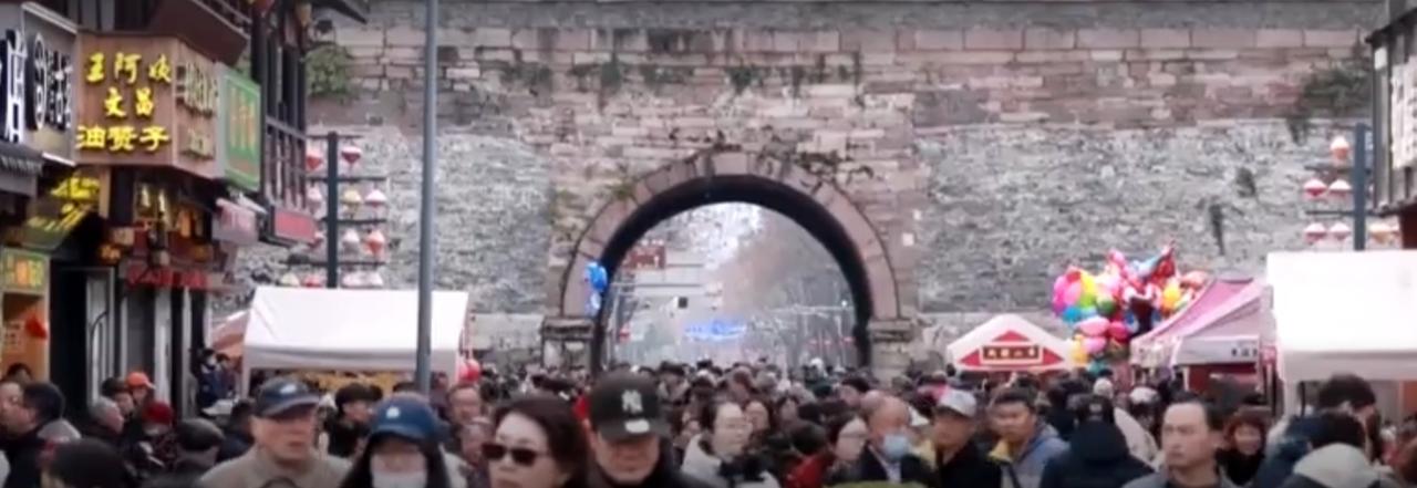 雪霁天晴，出行正当时！古城墙下人流如织，街巷间年味浓郁，油赞子的香气混着欢声笑语