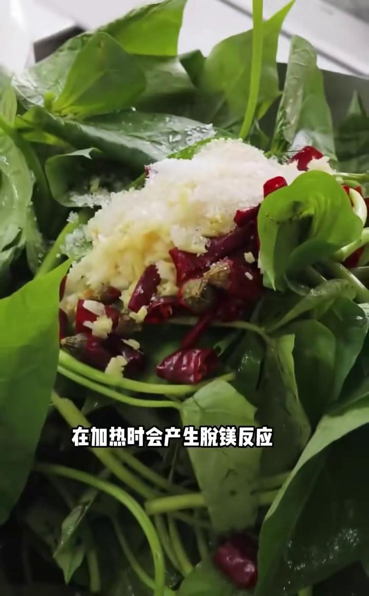 明明用的是新鲜青菜，炒完还是发苦又发黄。炒青菜到底该先放盐还是后放盐？
·洗好的