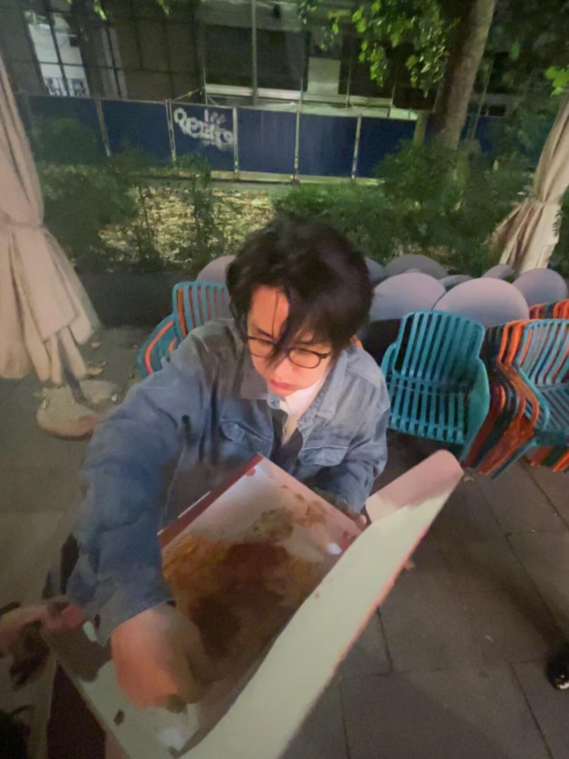 张新成[超话]  张新成的活人感无敌了，挺喜欢他现在的状态的，认真拍戏，好好搞音