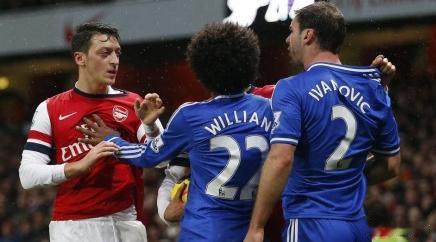 【英超-兰帕德憾中横梁 阿森纳主场平切尔西失榜首】12月24日，英超联赛第17轮