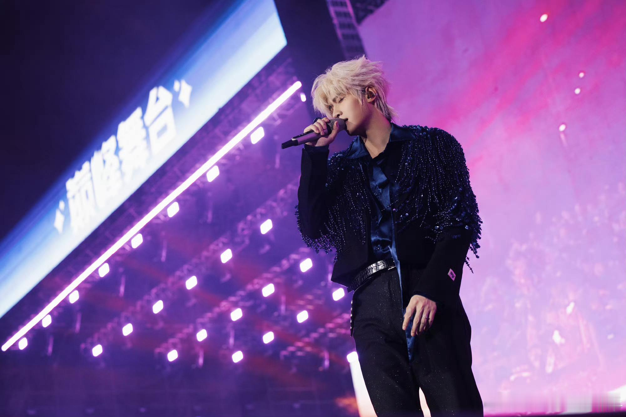 展轩音乐节造型发布，上身Dhruv Kapoor 2025春夏系列流苏外套，搭配