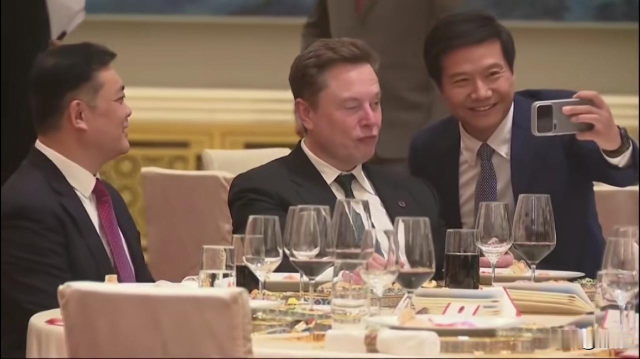 雷军主动跟马斯克合影，马斯克也是来者不拒，坐在那里，表情还配合着跟雷军合照。雷军