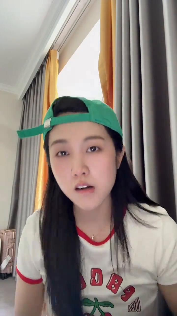 见识到了。
所有人都在告诉她，你见识到外面社会的厉害了吧？她说不，今天下午带我妈