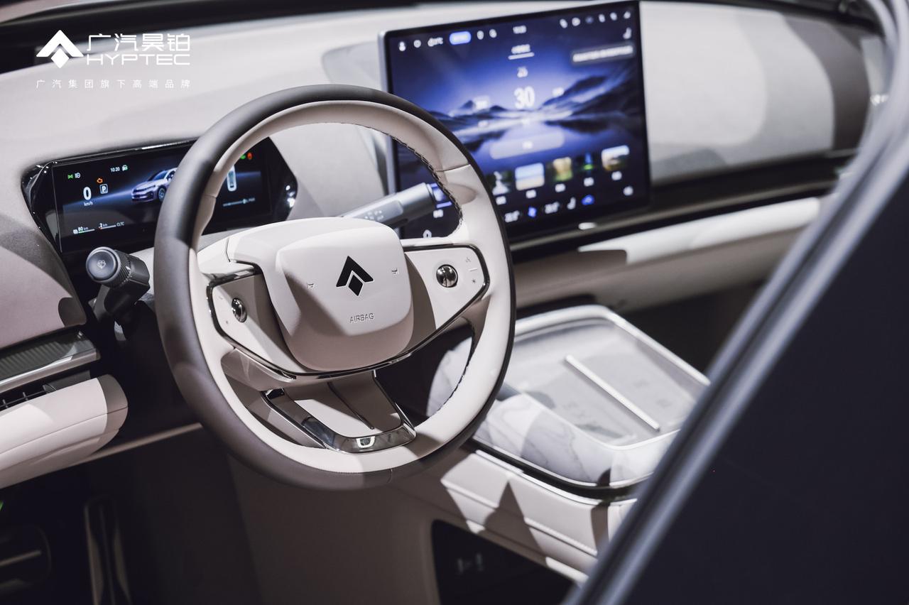 看到昊铂A800座舱，即刻被星际质感与豪华温度包裹。前后双环抱设计贴心兼顾驾享，