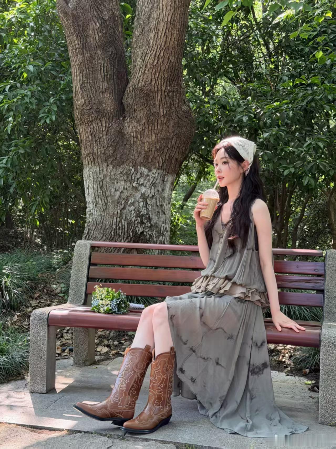 宋轶森系田园风宋轶比阳光还明媚她在树林里一笑，比透过叶子的阳光还亮。 