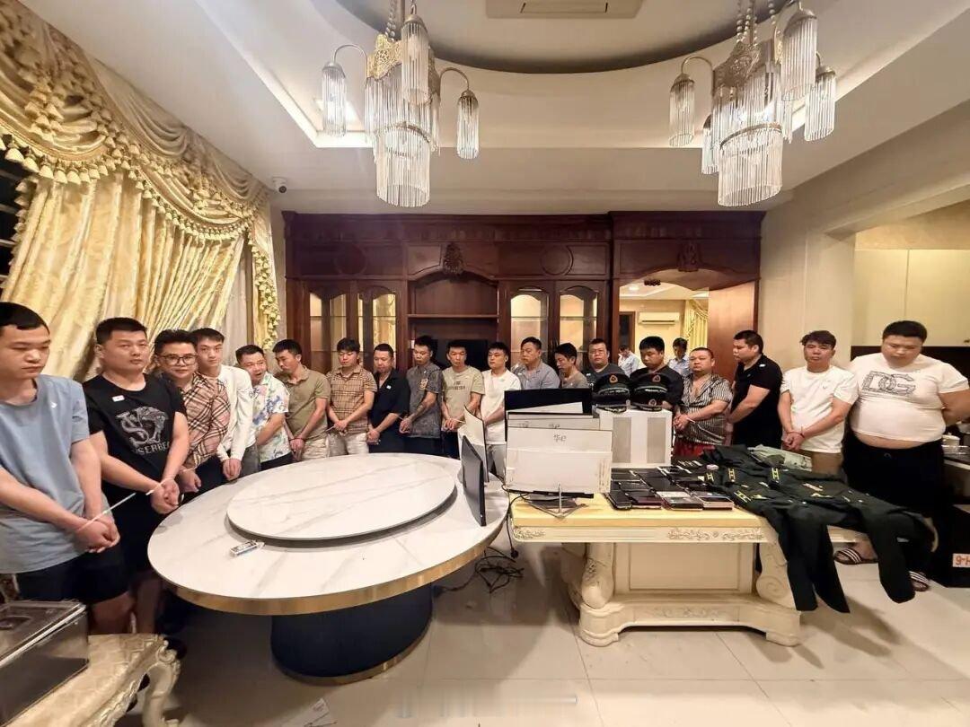 柬埔寨查获假冒军人诈骗团伙逮捕19名中国籍嫌疑人3月17日，柬埔寨金边警方开展打