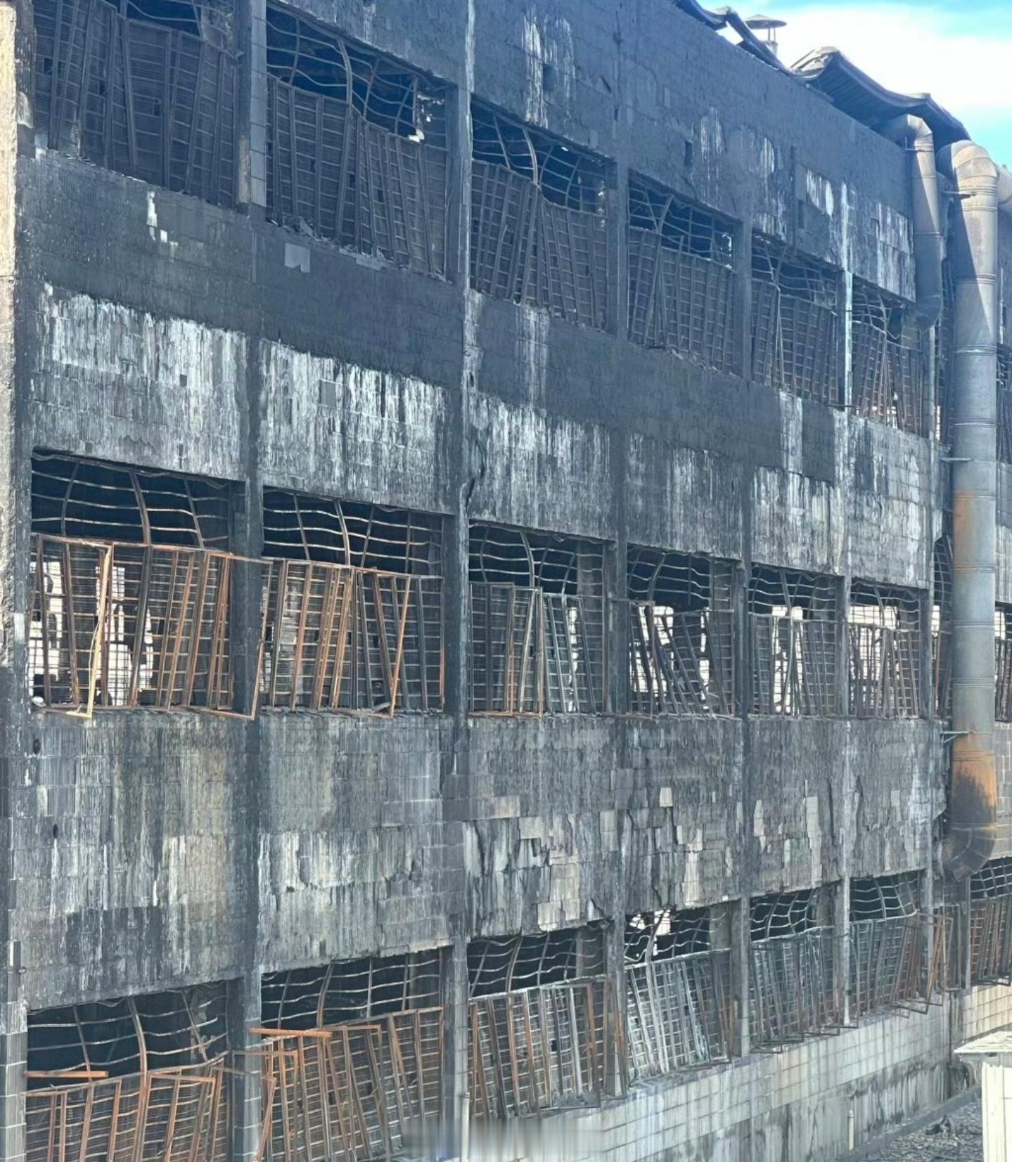 火灾鞋厂楼顶蓄水池打捞出多具遗体官方通报指出，起火后楼道因堆放大量杂物被封死，导
